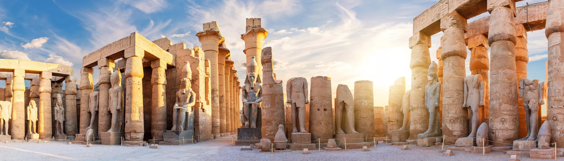 Blick auf den antiken Luxor-Tempel, Sonnenuntergangspanorama, Ägypten