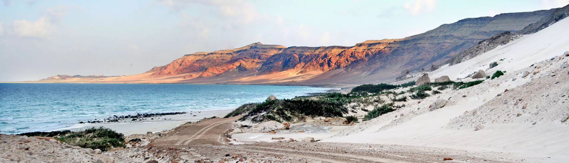 Weiße Sanddünen in Ras Eresil an der Nordostküste von Sokotra, Jemen, einem UNESCO-Weltkulturerbe.