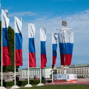 Russische Flaggen wehen im Wind