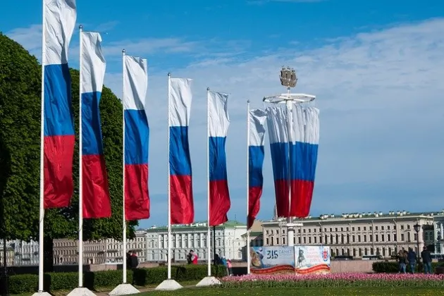 Russische Flaggen wehen im Wind
