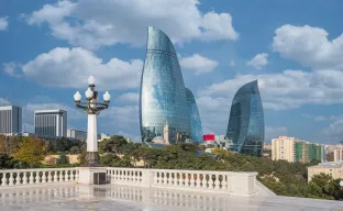 Die Pracht der Stadt Baku vor der Linse