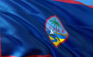 Flagge der Insel Guam, die zum Archipel der Marianen gehört 