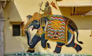 Zeichnung von Mahout - Elefantenjäger an der Wand eines Hauses, Indien