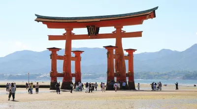 Das heilige Torii-Tor in Japan