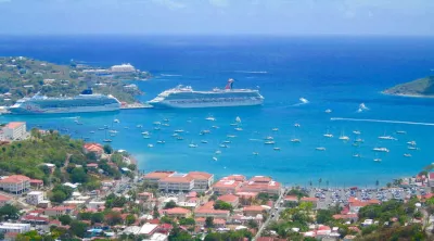 Panoramablick auf ein Kreuzfahrtschiff