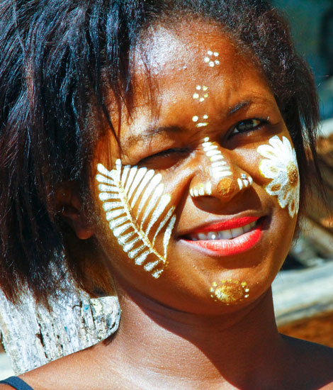 Frau mit traditionell geschminktem Gesicht
